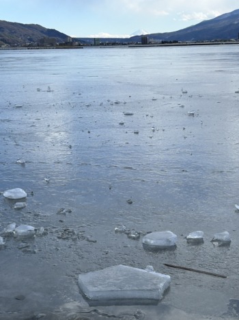 「諏訪湖と富士山、五角の氷にいい予感」