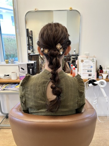 「ふわふわ編み下ろしヘアで特別な1日を」